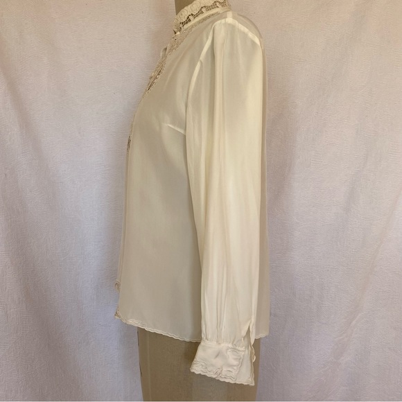 Vtg  ivory hand embroidered Chinese silk blouse. EUC - Picture 5 of 7